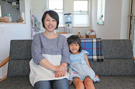 暮らしやすい立地と素材感を大切にした家