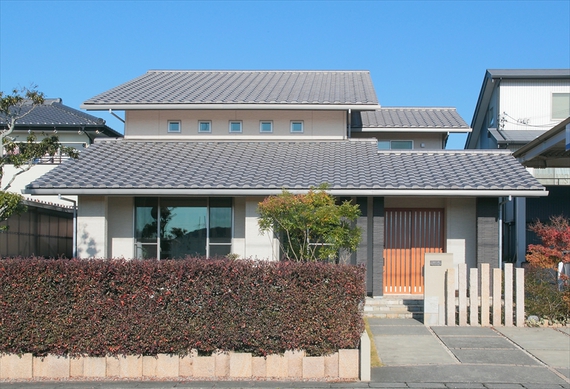 瓦屋根が美しく迫力のある外観