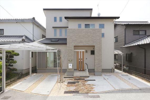 玄関の庇を兼ねたバルコニーが門構えのように訪れる人を迎え入れます。全体が引き締まるよう破風を濃い色にしました。大きな要素ではありませんが、色が違うだけで印象も変わります。