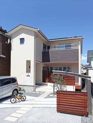 川沿いの桜並木に面した立地を生かし、部屋から桜が眺められる事を重視して計画しました。ウッドデッキに設置したフェンスが外部からの視線を遮り、プライバシーを守りながら室内に解放感を持たらします。
