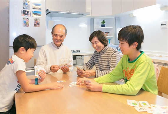 1階親世帯のダイニングは笑顔の指定席。L型キッチンにした事で配膳や片付けが楽になったとお母様。