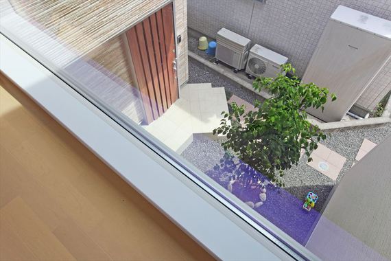 2階廊下に設けた窓からは玄関前の植栽が眺められ、光と安らぎを与えてくれます。