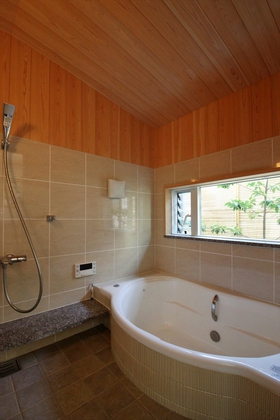 坪庭を眺める浴室。家の各所から自然との繋がりを感じられます。