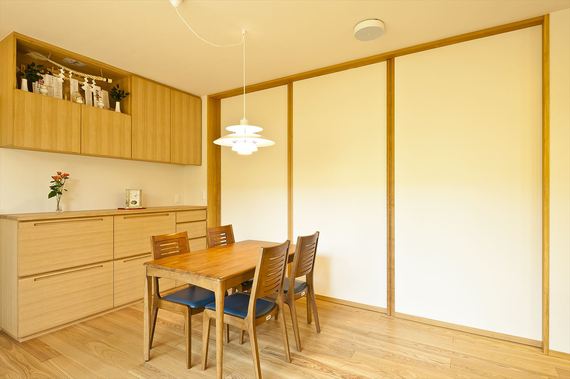 壁の中に引き込まれた天井いっぱいの建具で仕切る事も可能です。