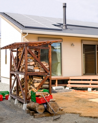 庭に作られた薪小屋はガーデンオブジェのよう。薪割りもライフワークのひとつに。
