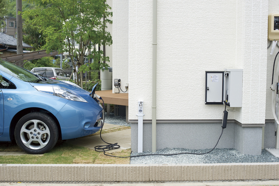 屋外EV充電用コンセント：自宅でクルマに充電できるの?だったら電気自動車にしようかしら?