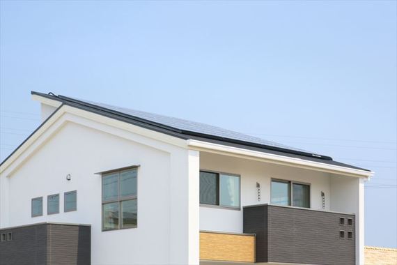 ゼロエネの要、太陽光発電システム。HEMSで家庭内エネルギーを賢くコントロール。