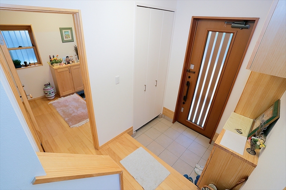隣通し並んだ玄関ドア。1階と2階で居住スペースを分け、室内の異動はお互いのプライバシー思いやり、施錠付きドアとしました。