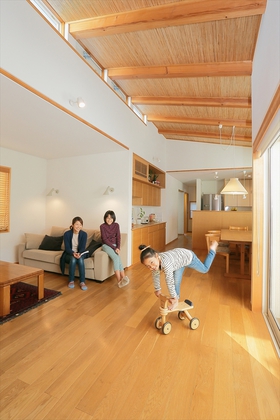 高さを抑えた深い軒が風格を感じさせる外観。洗濯物が通りから見えないようにバルコニー手すりの高さも工夫しました。