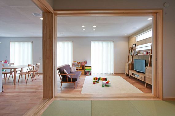 小上がりの和室は間仕切る事もできる多機能な空間。 お子様が遊んだりお昼寝したり、小上がりの段差に腰を掛けて おしゃべりしたり…。広々とした空間のアクセントにもなっています。