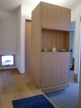 家族とお客様の動線を造り付けの家具で分けました