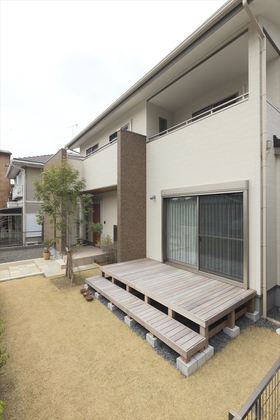 エントランスと庭が同一空間になってしまいがちですが、袖壁を設けたことで空間をうまく分けることが出来たと思います。
