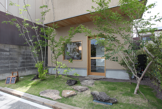 建築とのバランスを重視して計画した植栽。住宅地の小さな森として、心休まる癒しの空間です。
