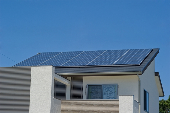 Wソーラー：太陽光発電で電気を作り、太陽熱温水システムでお湯を作るエネルギーを節約。