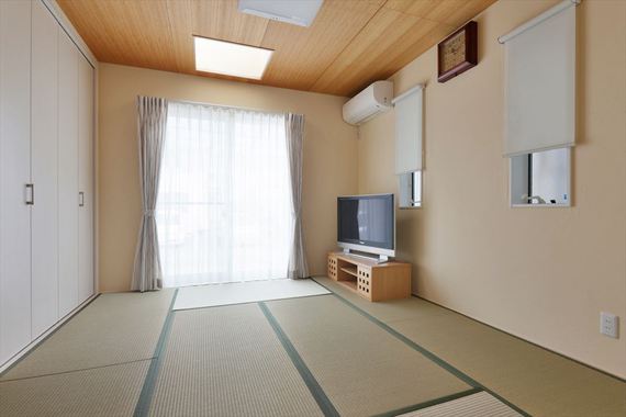 壁は塗り壁、天井には白ラワンを仕様。北側にある居室ですが、トップライトから光が差し込み明るい部屋となりました。