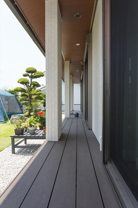 1階南側に広がる濡縁。軒を伸ばし、夏の直射日光を避ける役割も。