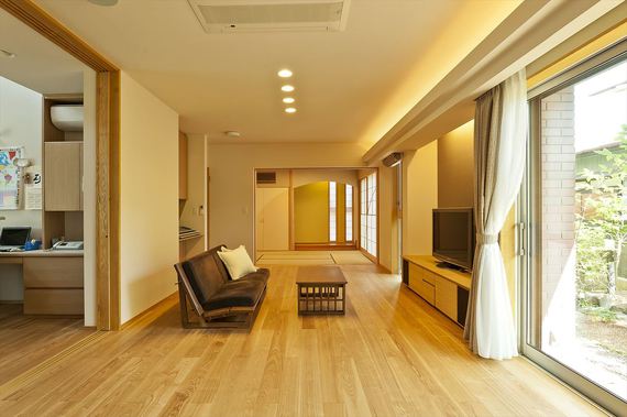 庭から光と風をたっぷり取り込むように計画したLDKと和室。室内に居ながら季節の恩恵を感じられます。天井の間接照明やダウンライトも窓からの採光と計算された絶妙な配灯です。