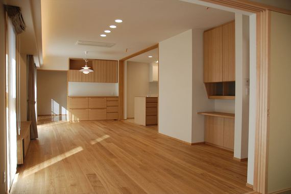キッチンの建具を閉めれば独立したリビングダイニングに変身。急なお客様も慌てずにお迎えできます。