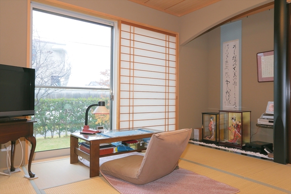 父様の書斎を兼ねた和室。芝生の庭を眺めながら本を読むひとときがお気に入り。