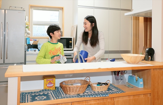 2階の子世帯のキッチンは対面カウンタータイプ。水まわりと寝室が上下階で重ならないように気をつけたそうです。