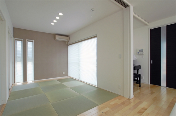 北側でも明るい和室。間仕切りのハイドアは上吊り式レールを採用。床のレールが無いので空間に統一感が生まれます。