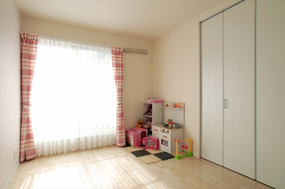 日当たりの良い子供部屋は優しい雰囲気に仕上げました。