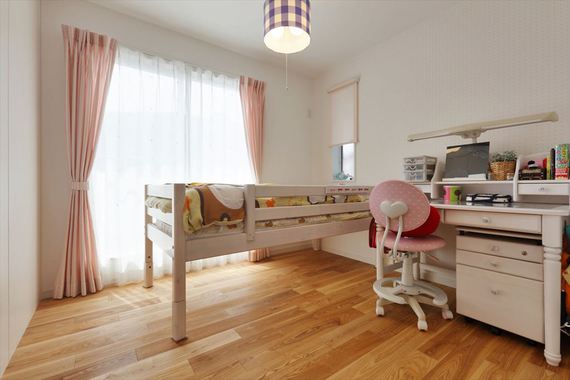 もう１つの子供部屋。広さ、形状、家具は同じですが、カーテンやクロスにより印象が少し違います。