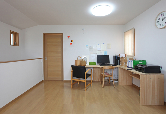 現在は書斎スペースですが、将来は子供部屋に仕切るつもりでいます