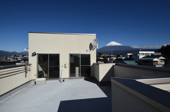 富士山を望むひろびろした屋上は家族の自由な場所。