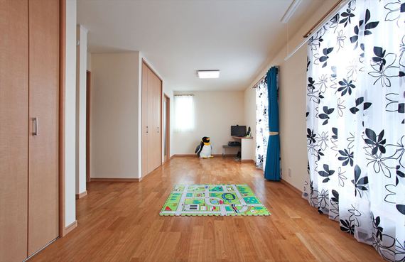 お子様が小さいうちはみんなで広々と、将来は間仕切りで2部屋に区切ります。 寝室のウォークインクローゼットから廊下へ通り抜けられる設計です