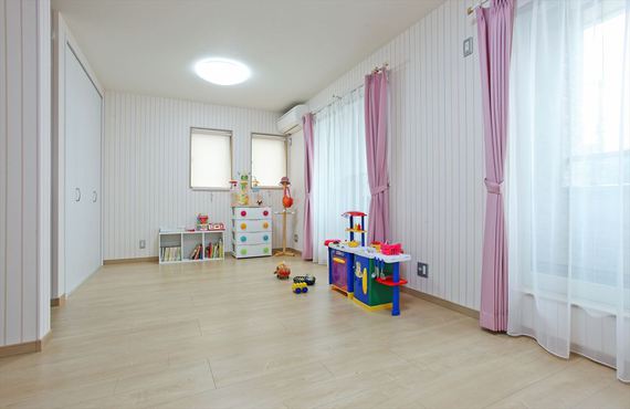 お子様が小さなうちは家族みんなで過ごす空間に、成長したら2部屋に間仕切る事ができます。