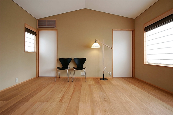 寝室は色味を落として落ち着きある空間に。船底天井により天井高を抑えても圧迫感を感じません。