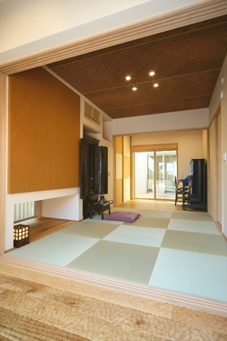 客間となる和室は琉球畳や網代天井、デコボコした質感が素足に心地よいスプーンカットの広縁などこだわりの仕様に。