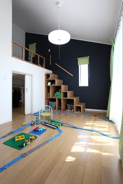 ロフト下にたっぷり収納があるのでお部屋を広々と使用できます。 部屋のアクセントになっている階段収納は、おもちゃのサイズに合わせて作って あるので、お気に入りを飾りながら楽しくお片付けができます。
