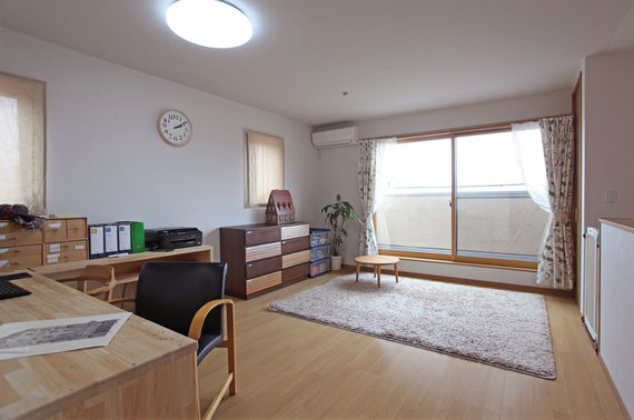 東側となる大開口からは朝日が差し込み、また、3階なので景色も格別です