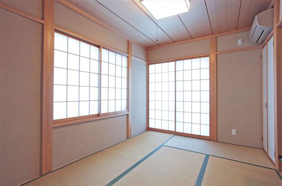 1階の和室には優しい光が差し込みます。