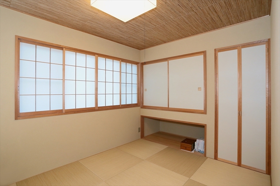 2階に設けた和室は、よしず天井や琉球畳を使用した上品なしつらえ。県外に住む親戚が訪れた際は、高級旅館のような客室に変身します。