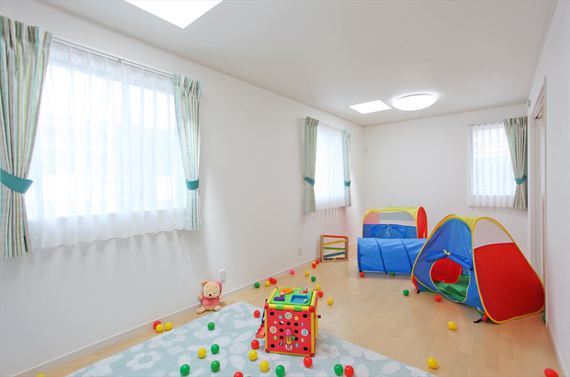 思い切り遊べる子供部屋は将来間仕切る事を想定して設計。 建物の北側でもトップライトから光が差し込むのでとても明るいです。