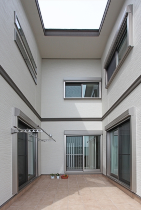 家中に光と風を届けるパティオ。パティオを囲んで部屋を配置する事で外部の視線を気にせず大開口の窓を配置できます。