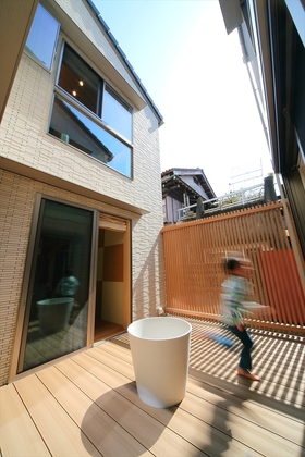 家の中心となる中庭は採光・採風の他にも様々な効果をもたらします。