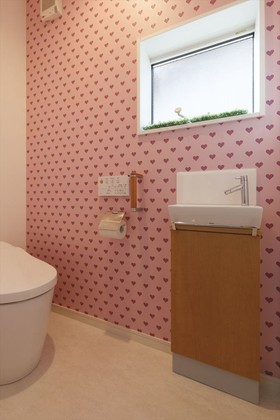 トイレのアクセントクロスはお子様に反対されながら選んだ逸品。思い切った柄のクロスが気になったらトイレで使うのがいいかもしれません。