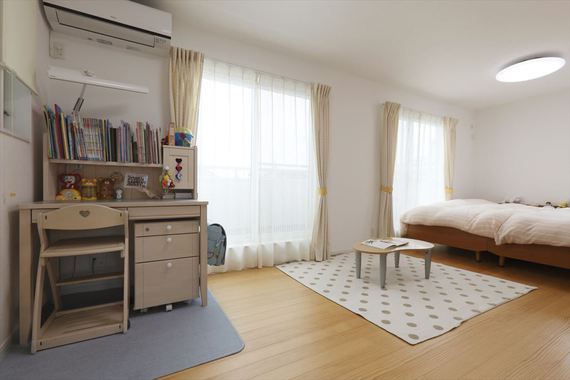 将来、間仕切ることも想定した子供部屋。間仕切った時に２部屋で差が出ないように同じ条件で間仕切れるよう計画しました。