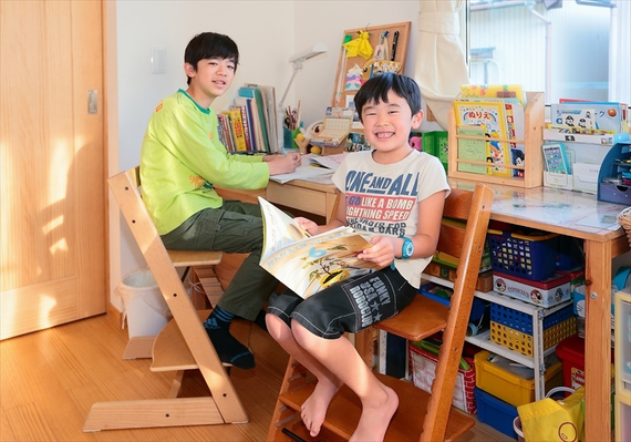 今は仲良く同居の子供部屋。将来は間仕切りを設けてリメイクする予定です。