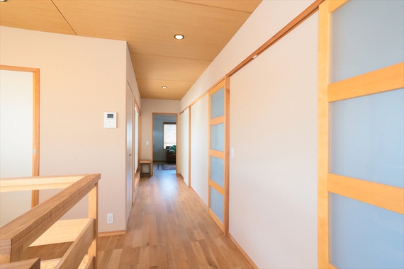 2階の子ども部屋は、ガラスをはめ込んだ引き戸で、空間全体を明るく仕上げています。