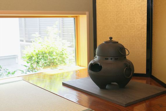 和室には本格的な床の間を用意。畳に座ったときの目線で、きれいな緑が目に入るよう、低い位置に窓を開けました。