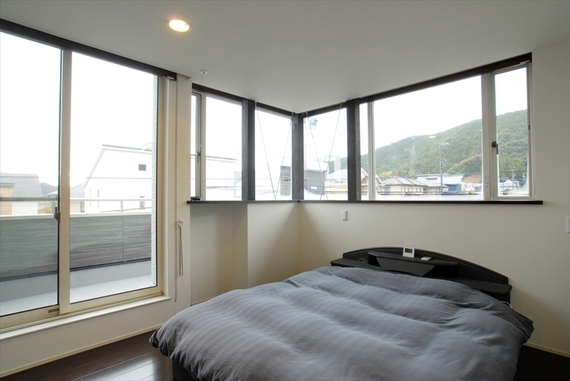 閉塞感を感じることのないようにと部屋の角に壁をつくらず、できる限り窓を広くとりました。プライベートな空間は床の色を濃いものにして、雰囲気に変化を付けました。